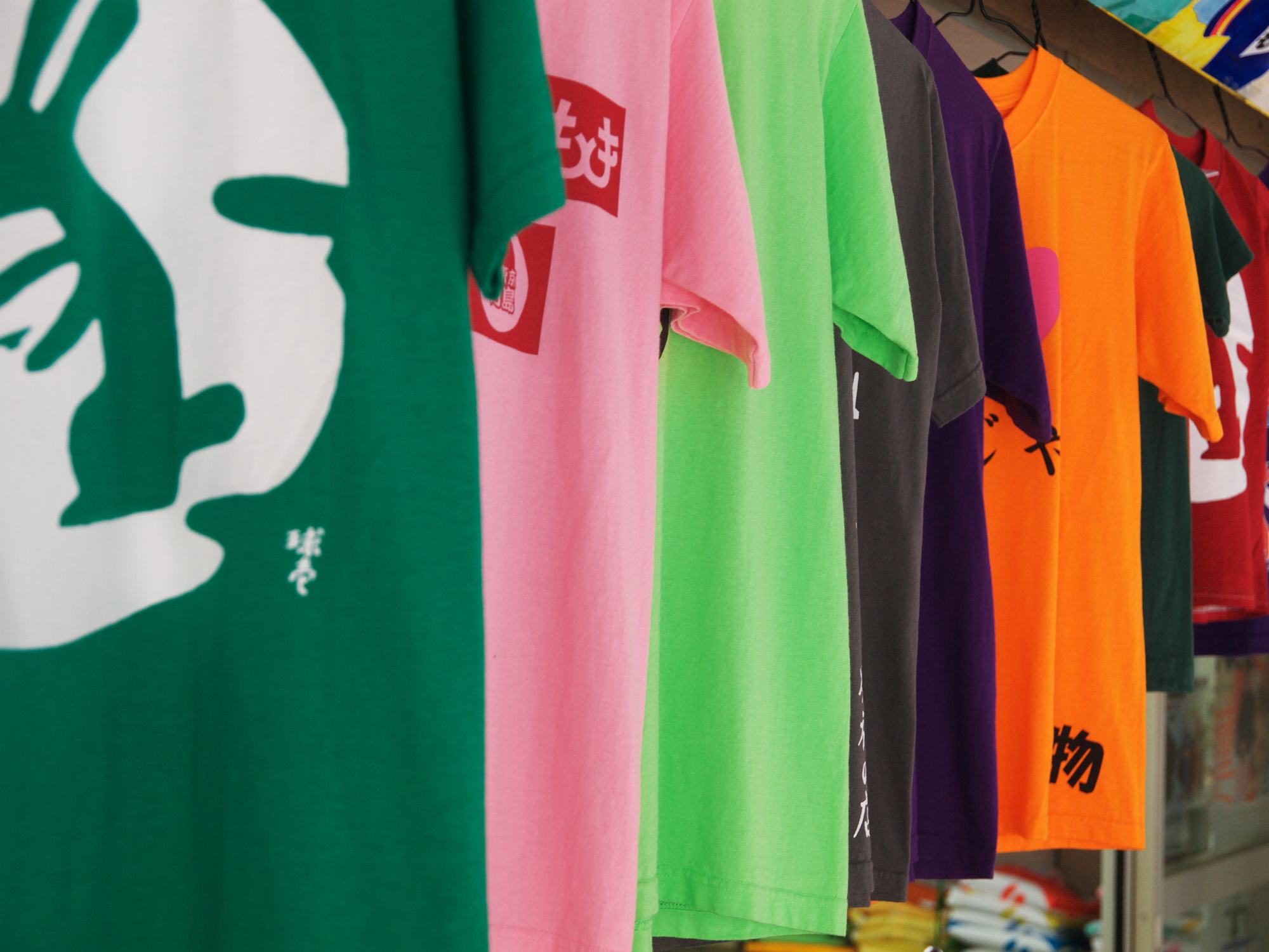 昇華プリントを施したポリエステル素材のTシャツ